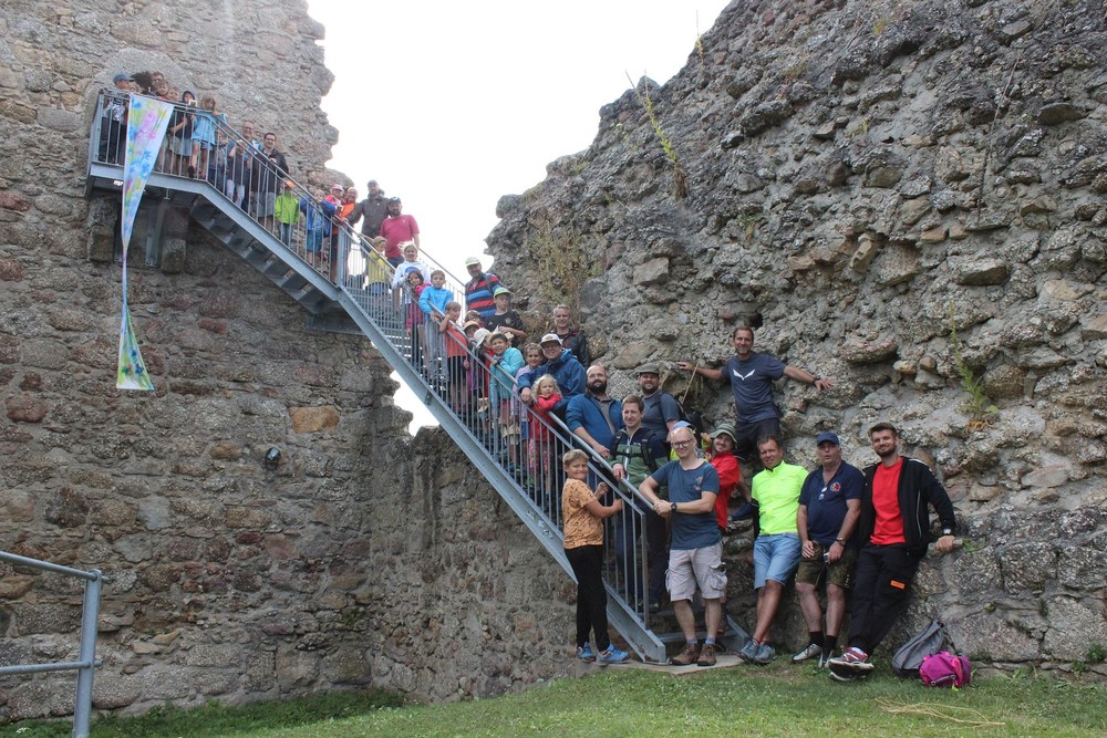 Gruppenfoto mit Friedensfahne