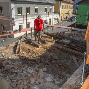 Sanierungsarbeiten Pfarrhof Kirchdorf an der KremsFoto: angebaute Garage wird abgetragen, hier wird eine Fluchtstiege errichtet