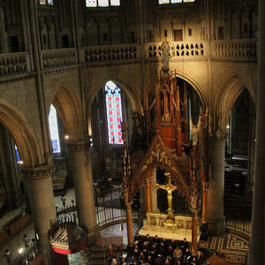 Klein, aber oho: Im großen Mariendom wirkt der Chor des Konservatoriums für Kirchenmusik fast ein wenig klein - der Klang ist aber groß!