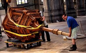 Finalisierung der Abbauarbeiten im Linzer Mariendom zur neuen Innenraumgestaltung.
