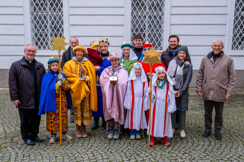 Gruppenfoto der Sternsinger zusammen mit Generalvikar Severin Lederhilger, Dompropst Wilhelm Vieb?ck und Bischofsvikar Johann Hintermaier.