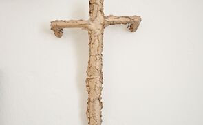 Künstlerischer Baustein von Hartmut Hintner, Vöcklamarkt Pfarrkirche Mariä Himmelfahrt, Altarraumgestaltung, 2016