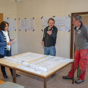 Sanierungsarbeiten Pfarrhof Kirchdorf an der KremsFoto: Baubesprechung Polier Harald mit Architekt Dipl.-Ing. Martin Hiptmair (blaue Weste) und Pfarrverwalterin Hermine Schimpelsberger