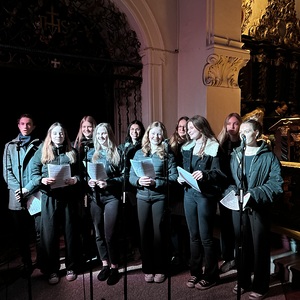 Schülerchor Schärding umrahmt den Gottesdienst zum Thema 'Firework' in Ranshofen musikalisch